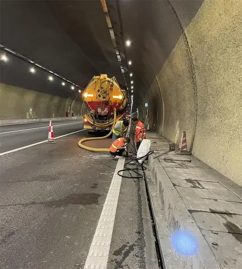 忻城隧道排水渠清淤